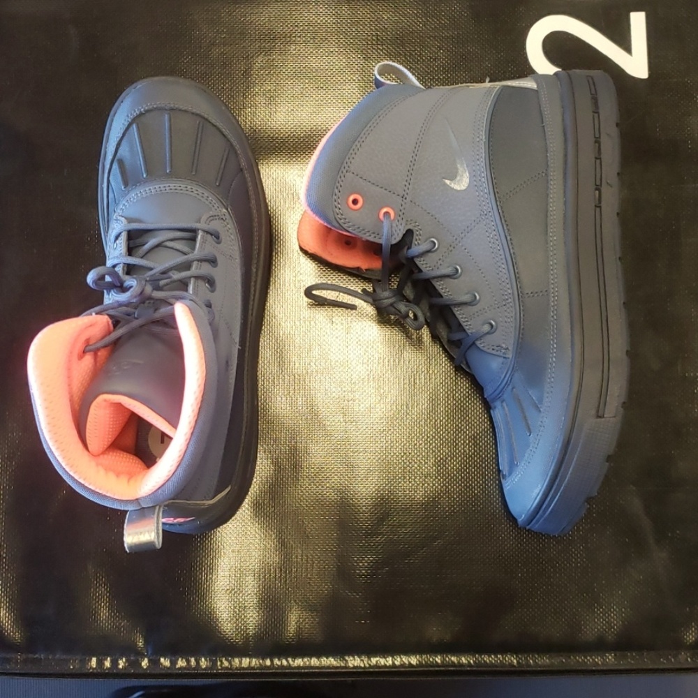 NWOB NIKE WOODSIDE 2 HIGH BIG KIDS SNOW BOOTS